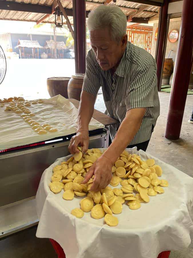 1-Day Trip: Floating Market & Railway Market by Toyota Camry - How much time you really get