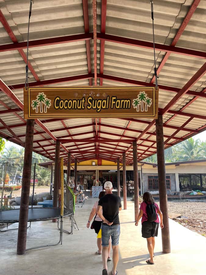 1-Day Trip: Floating Market & Railway Market by Toyota Camry - Price, boat costs, and practical value