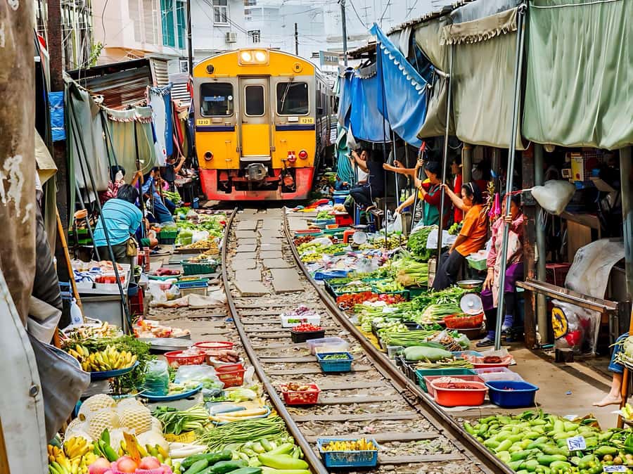 1-Day Trip: Floating Market & Railway Market by Toyota Camry - Leaving Bangkok at 8:00 am
