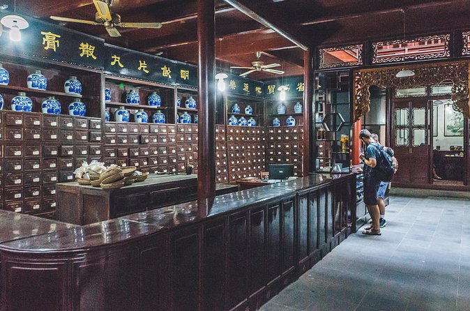 3-Hour Herbal Wholesale TCM Market and a Local Wet Market Tour - Who should book this experience?