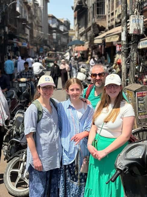 Agra: Street Food Walking Tour, Spice Market, & Tuk-tuk Ride - Jama Masjid and the Mughal center of Agra