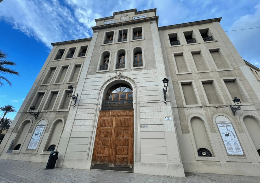 Alicante: Bullring and Central Market Gastronomic Tour - Bullfighting culture without needing prior knowledge