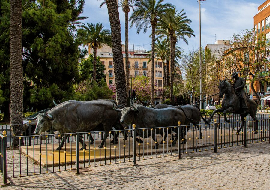 Alicante: Bullring and Central Market Gastronomic Tour - Two tapas and a drink