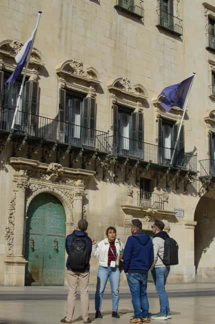 All of Alicante with the Castle, Market, and Tapas. Small group, max 6 people - Timing, comfort, and practical details