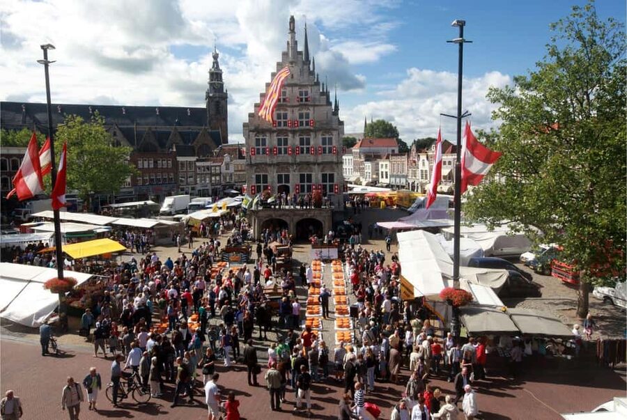 Amsterdam: Traditional Cheese Market Tour to Alkmaar - Cheese, crafts, and local shopping