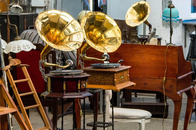 Antiques and Curios - Private Flea Market Treasure Hunt - The guide makes the market easier to read