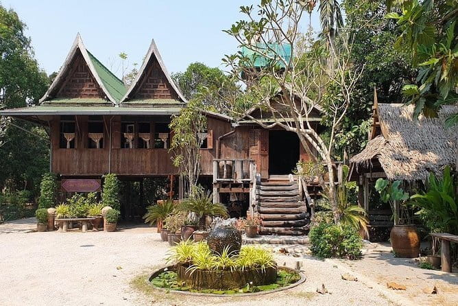 Ayutthaya, Damnoen Floating & Maeklong Railway Market Day Tour - The guides can shape the whole day