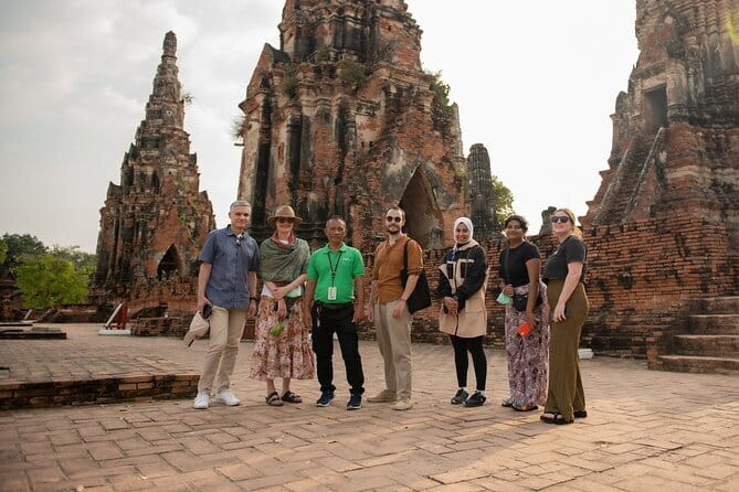 Ayutthaya, Damnoen Floating & Maeklong Railway Market Day Tour - Damnoen Saduak: a boat ride with a tourist edge