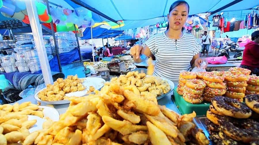 Bali: Denpasar Market Food Tour with 7 Tastings Must-Try - First tastes: tipat cantok and sate lilit