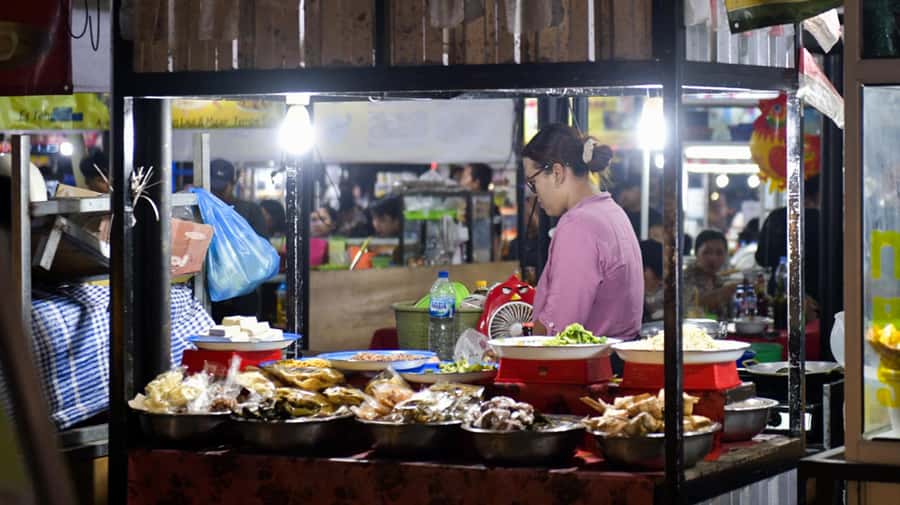 Bali: Denpasar Market Food Tour with 7 Tastings Must-Try - Hearty bowls and seasoned vegetables
