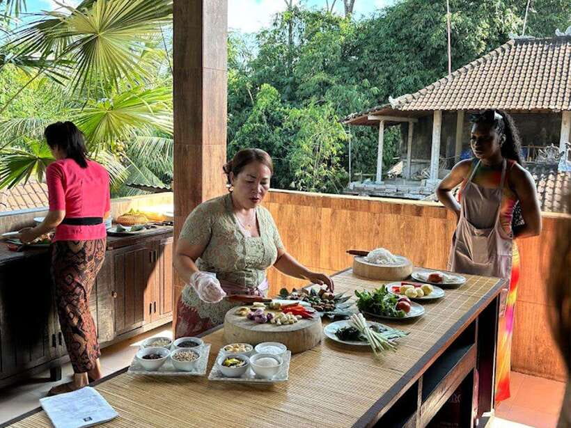 Balinese cooking class/Go shopping at the market, cook, eat - Cooking nine Balinese dishes from scratch