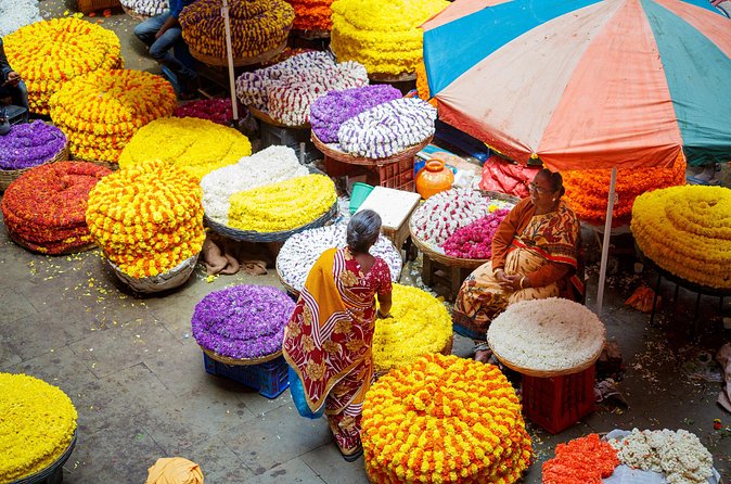 Bangalore Walking Tours - Flower Market, PETE and more - Through Chickpet’s narrow lanes