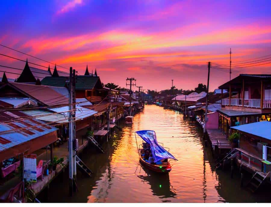 Bangkok: Amphawa Floating & Railway Markets Guided Day Tour - Maeklong Railway Market and the passing train