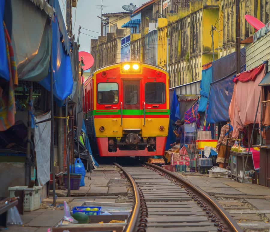 Bangkok: Amphawa Floating & Railway Markets Guided Day Tour - Two hours to eat, shop, and wander