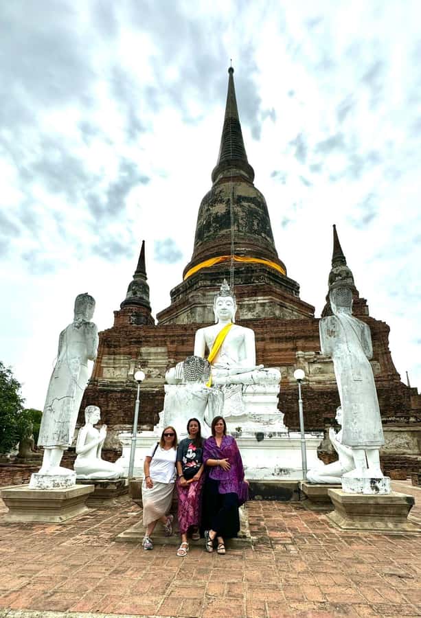 Bangkok: Ayutthaya & Local Market Tour In Spanish or English - Wat Mahathat and the Buddha head in the roots