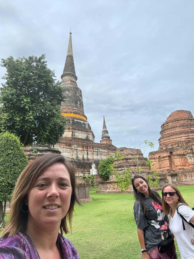Bangkok: Ayutthaya & Local Market Tour In Spanish or English - Wat Chaiwatthanaram closes the day by the river