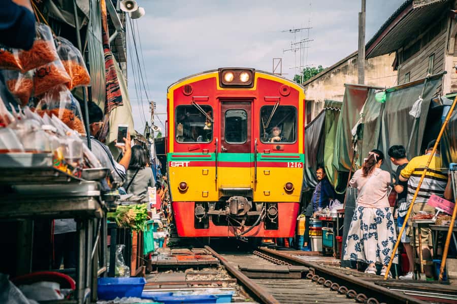 Bangkok: Ayutthaya, Railway & Floating Markets Full-Day Tour - Damnoen Saduak: A Boat Ride Before the Market