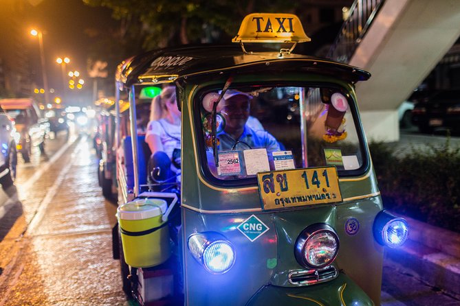 Bangkok by Night: Temples, Markets and Food Tuk-Tuk Tour - Wat Prayoon and the evening temple atmosphere