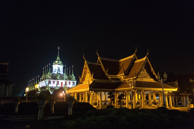 Bangkok by Night: Temples, Markets and Food Tuk-Tuk Tour - Pak Khlong Talat after dark