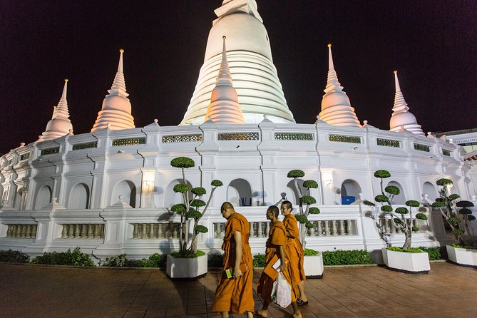 Bangkok by Night: Temples, Markets and Food Tuk-Tuk Tour - Guides, group size, and the feel of the evening