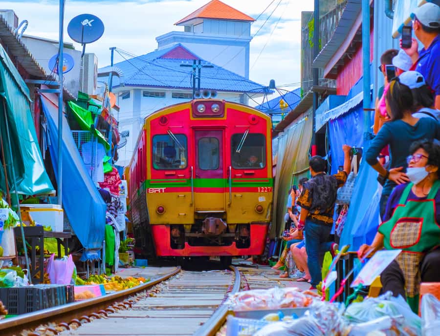 Bangkok: City Highlights & Floating Markets Private Tour - The brief Salt Lake De Maeklong visit