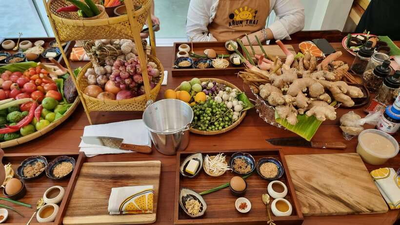 Bangkok: Cooking Class + Tuk Tuk Ride + Market Tour - The instructors and teaching style