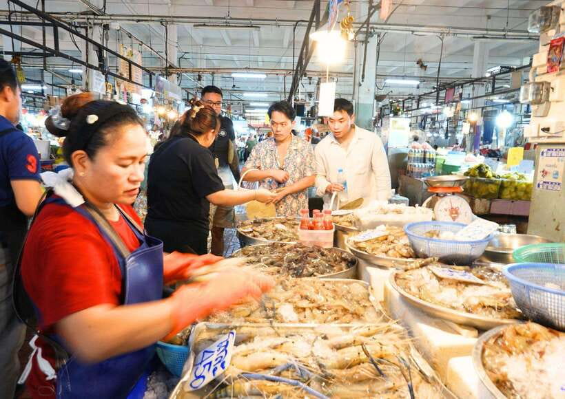 Bangkok: Cooking Class + Tuk Tuk Ride + Market Tour - The five-minute tuk-tuk ride to Prannok Market