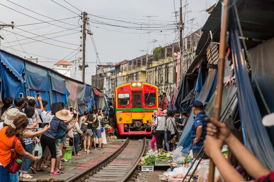 Bangkok: Damnoen Floating Market & Train Market Private Tour - What you actually see at Damnoen Saduak
