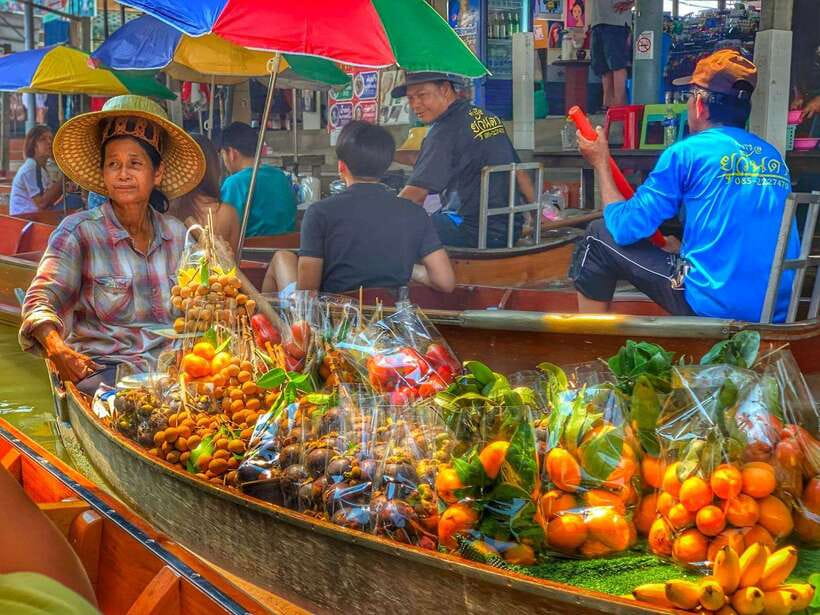 Bangkok: Damnoen Saduak and Mae Klong Train Markets - Guides are a major part of the value