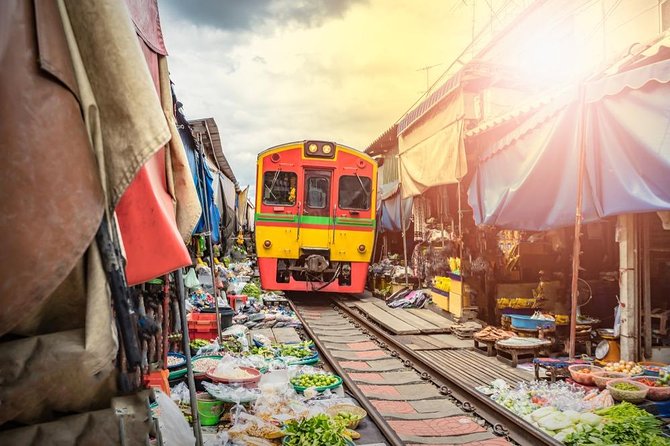 Bangkok: Damnoen Saduak and Maeklong Railway Market Japanese tour - Maeklong Railway Market and the train through the stalls