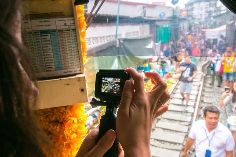 Bangkok: Damnoen Saduak Market and Maeklong Railway Market - How the guide shapes the day