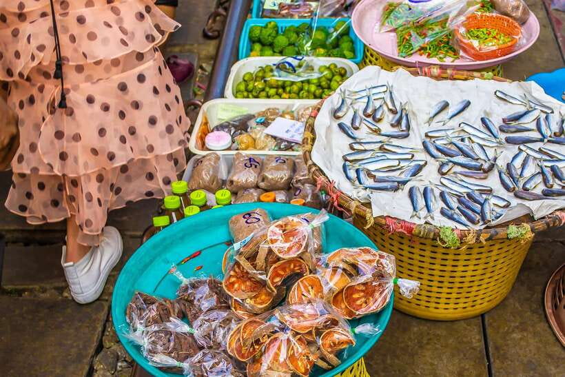 Bangkok: Damnoen Saduak Market and Maeklong Railway Market - The main drawbacks to weigh