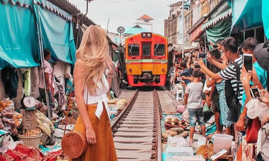 Bangkok: Damnoen Saduak Market & Kayaking Adventure - Maeklong Railway Market and the disappearing stalls