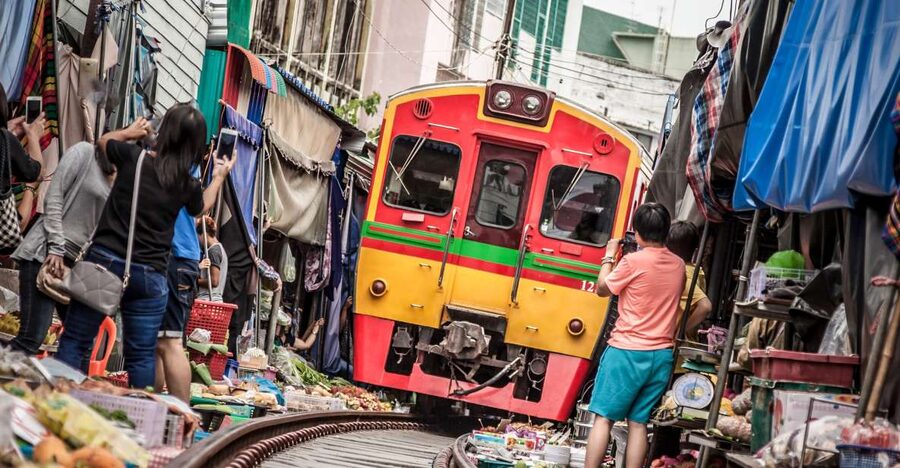 Bangkok: Damnoen Saduak, Train Market & Mahanakhon Day Trip - Entering Damnoen Saduak by paddle boat