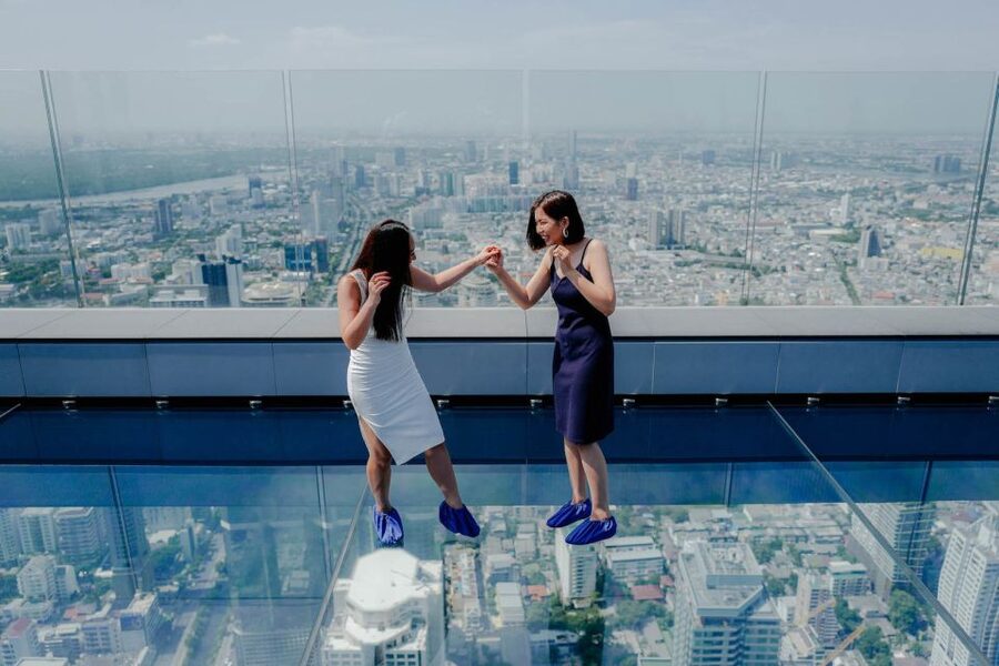 Bangkok: Damnoen Saduak, Train Market & Mahanakhon Day Trip - Food, shopping, and free time at the floating market