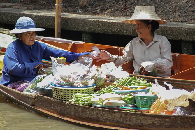 Bangkok: Floating Market and Train Tour with Guide in Spanish and English - Guides, stories, and the human side of the tour