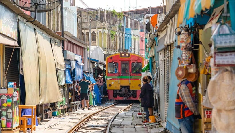 Bangkok: Floating Market, Phra Pathom Pagoda & Cafes Tour - Practical advice for a smoother day