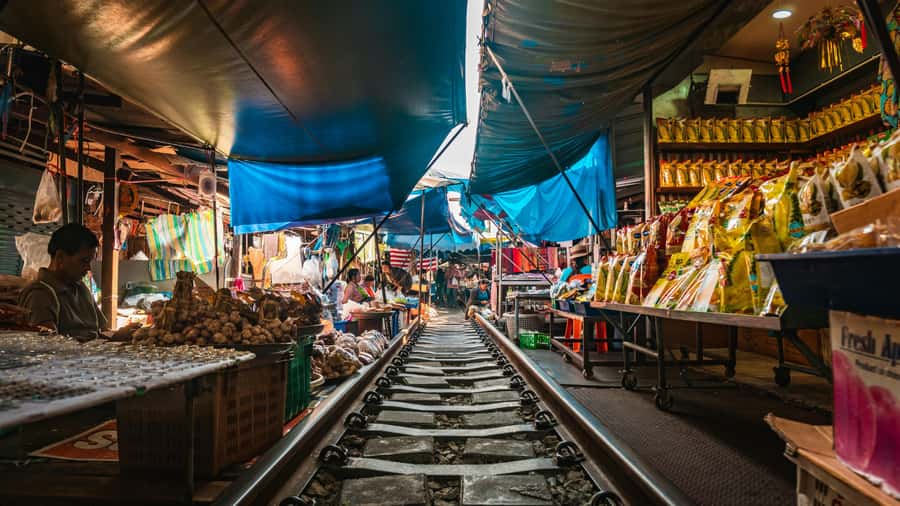 Bangkok highlight: Floating Market, Train Market & Ayutthaya - A 30-minute long-tail boat ride to Damnoen Saduak