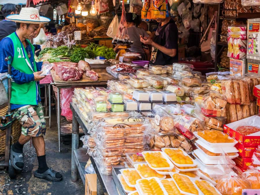Bangkok: Khlong Toei Market & Bang Krachao Island Bike Tour - Wat Bang Krachao Nok and a simple Thai lunch