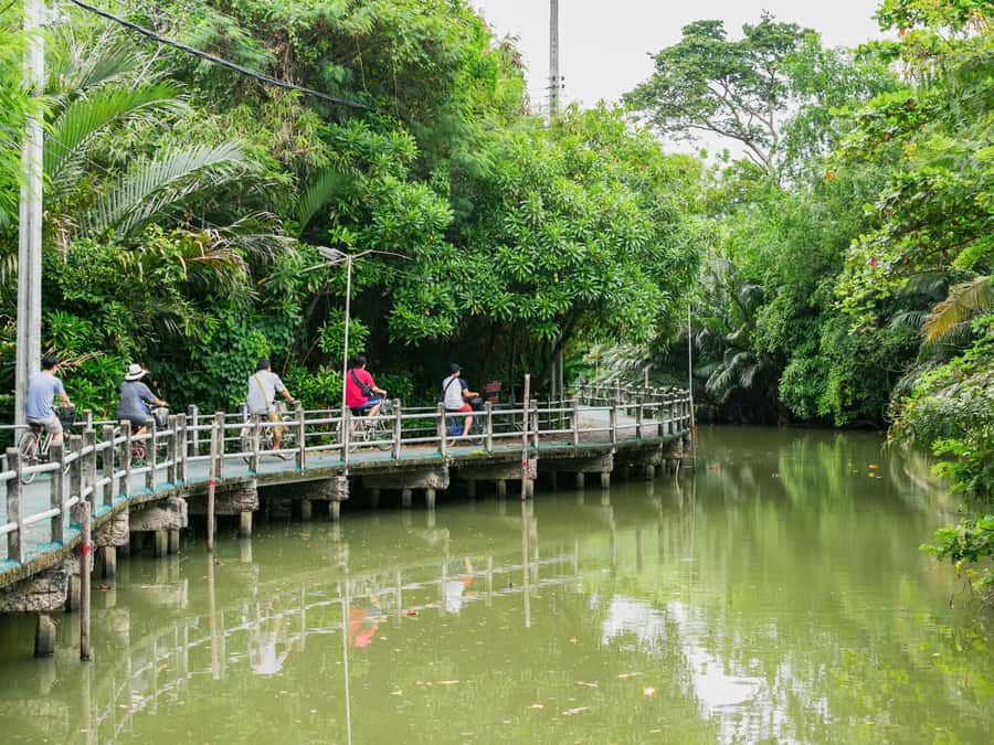 Bangkok: Khlong Toei Market & Bang Krachao Island Bike Tour - The guides are part of the experience