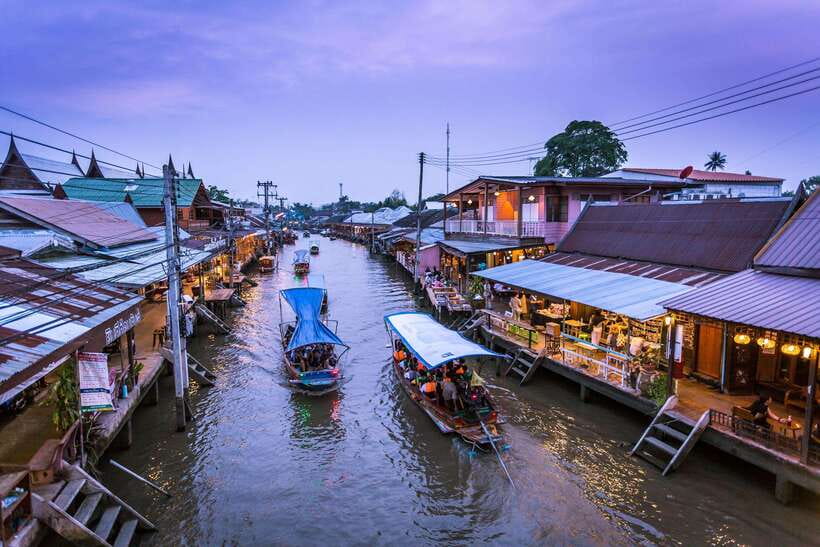 Bangkok: Maeklong Railway & Amphawa Floating Market Day Trip - A quieter hour at Wat Bang Kung