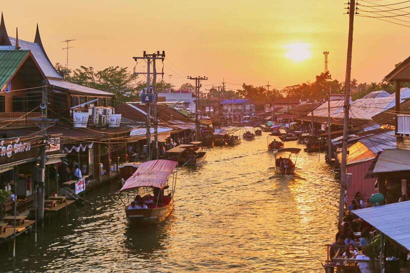Bangkok: Maeklong Railway & Amphawa Floating Market Day Trip - Getting to Maeklong Railway Market