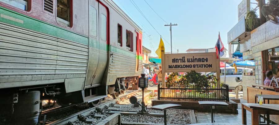 Bangkok: Maeklong Railway & Damnoen Saduak Floating Markets - The canal ride into Damnoen Saduak