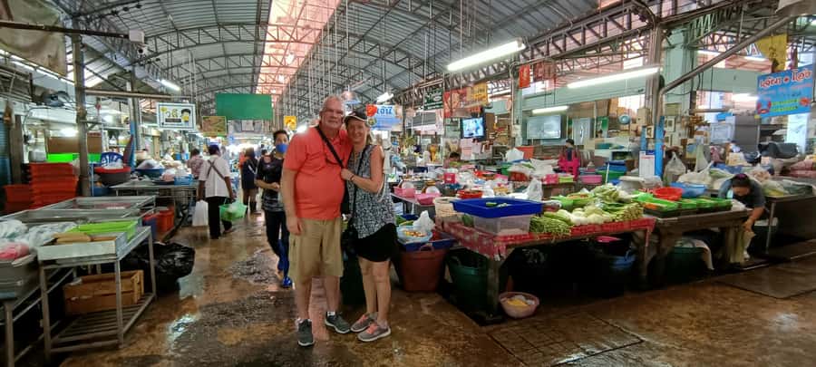 Bangkok: Maeklong Railway & Damnoen Saduak Floating Markets - What the private vehicle adds