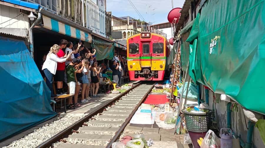 Bangkok: Maeklong Railway & Damnoen Saduak Floating Markets - Who should book this experience