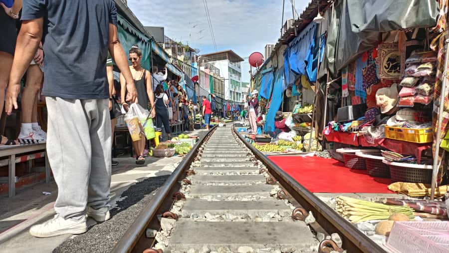 Bangkok: Maeklong Railway & Damnoen Saduak Floating Markets - Should you book it?