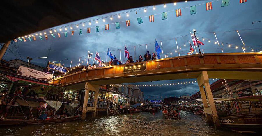 Bangkok: Maeklong Railway Market and Amphawa Floating Market - How the guides shape the day