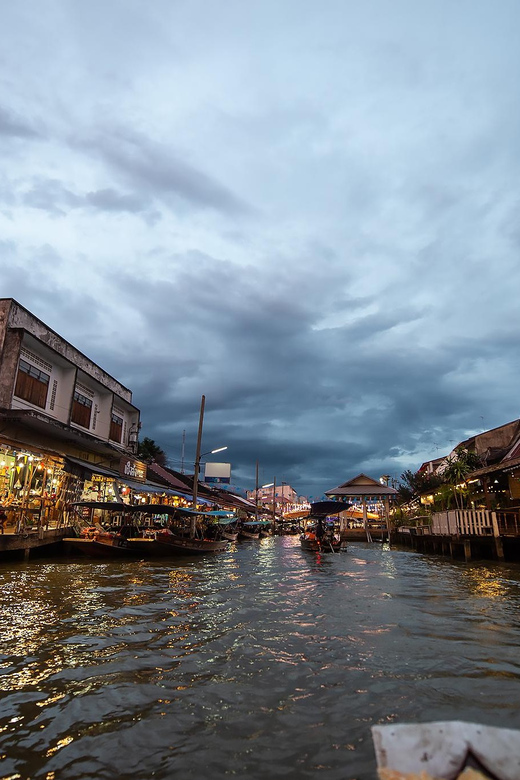 Bangkok: Maeklong Railway Market and Amphawa Floating Market - Who should book this experience