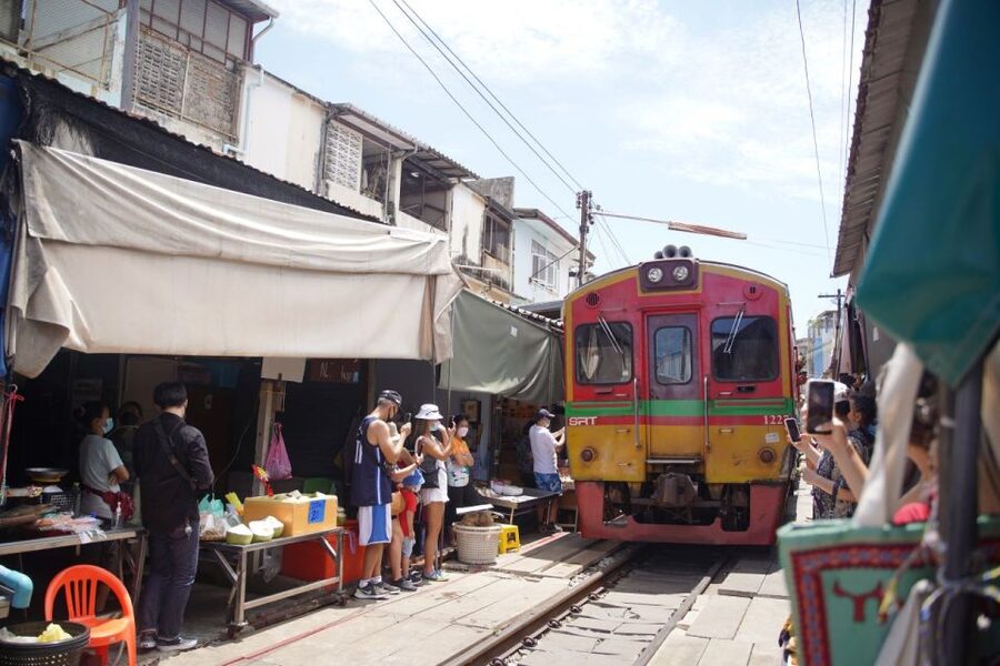 Bangkok: Maeklong Railway Market & Floating Market Tour - Riding the canals at Damnoen Saduak