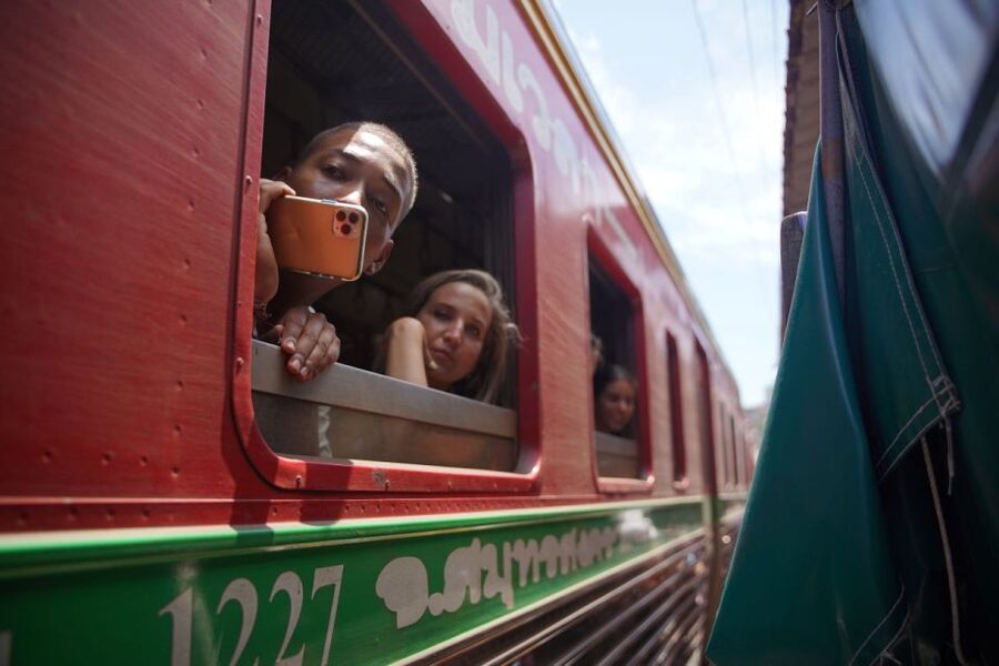 Bangkok: Maeklong Railway Market & Floating Market Tour - Choosing the right departure and meeting point